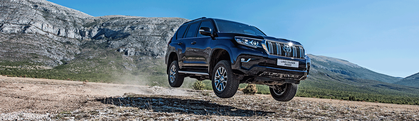 Toyota Land Cruiser en un terreno rural