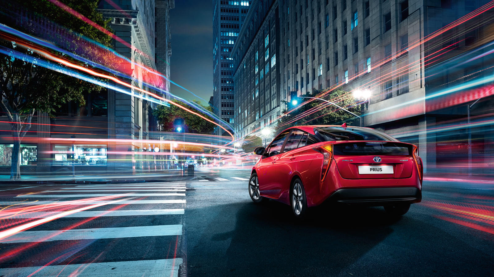 Vista trasera del Toyota Prius en la ciudad