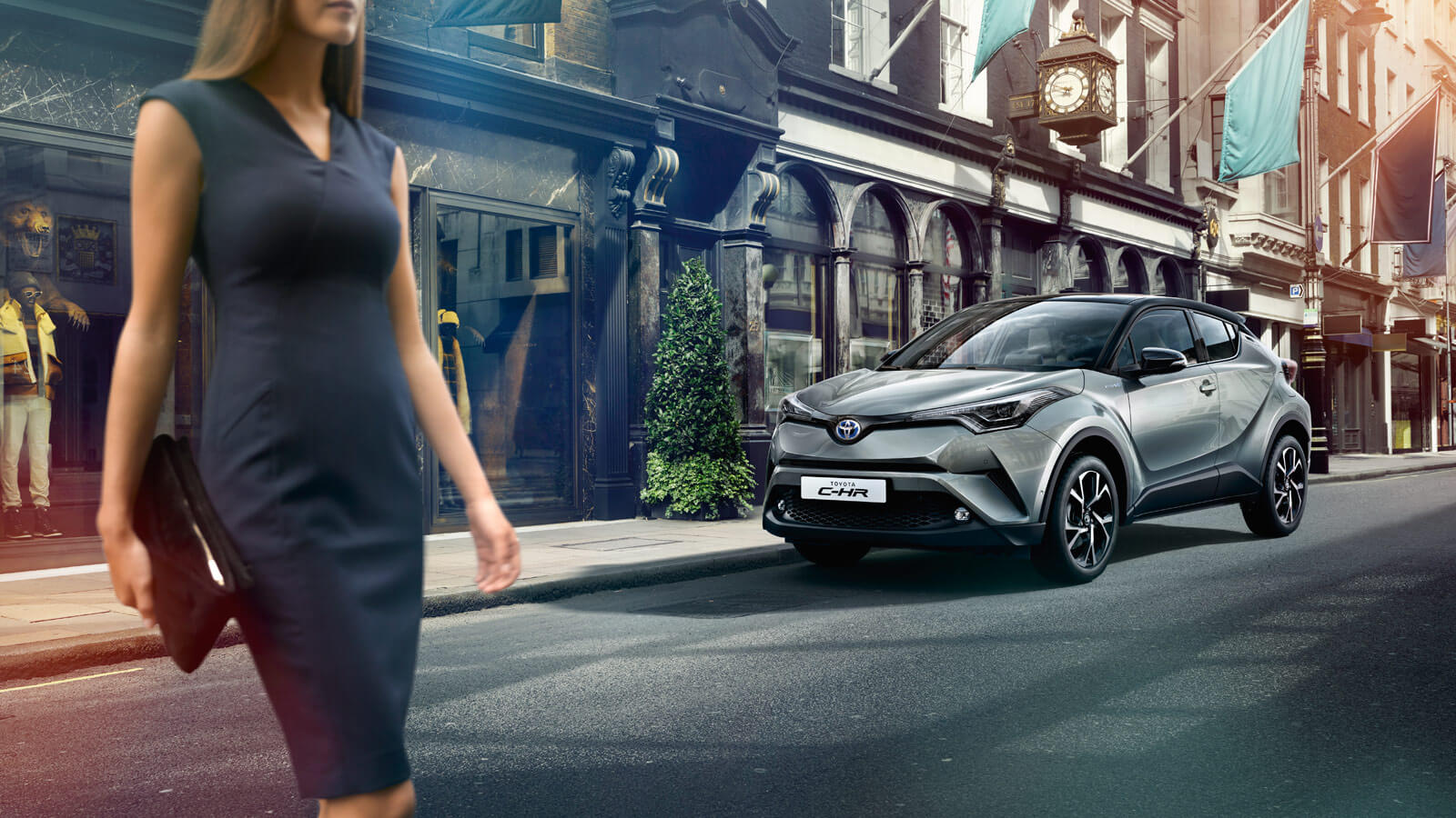 Toyota CHR en la calle. Mujer paseando.