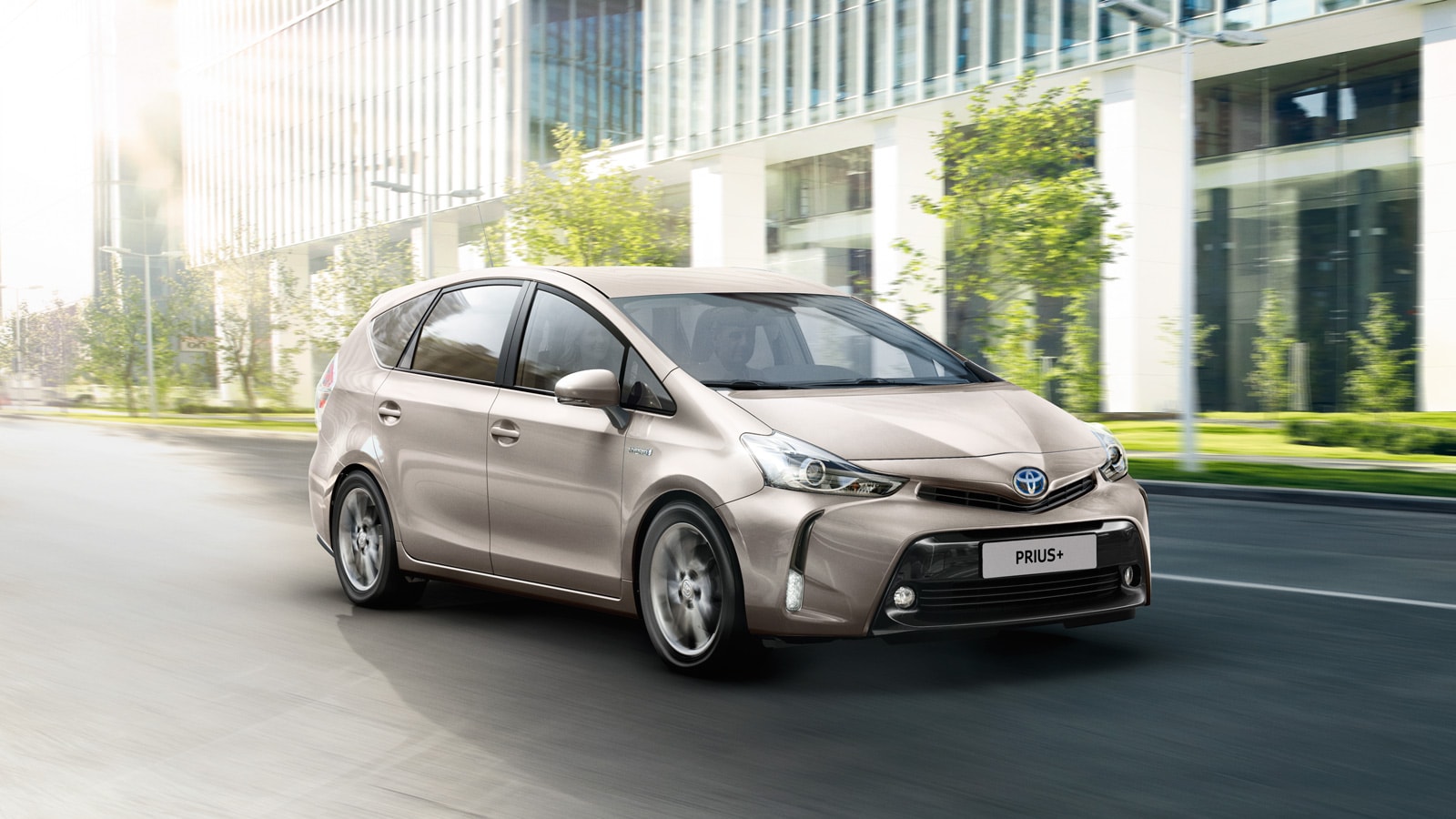 Toyota Prius + rodando en la ciudad