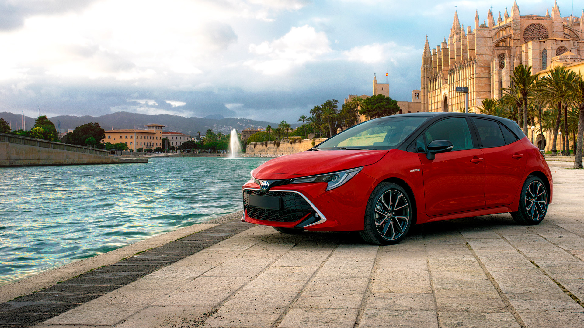 Vista lateral del Corolla Hatchback junto a un rio