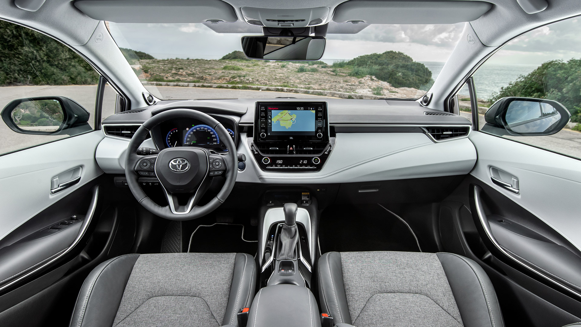 Vista del interior delantero del Toyota Corolla Touring Sports