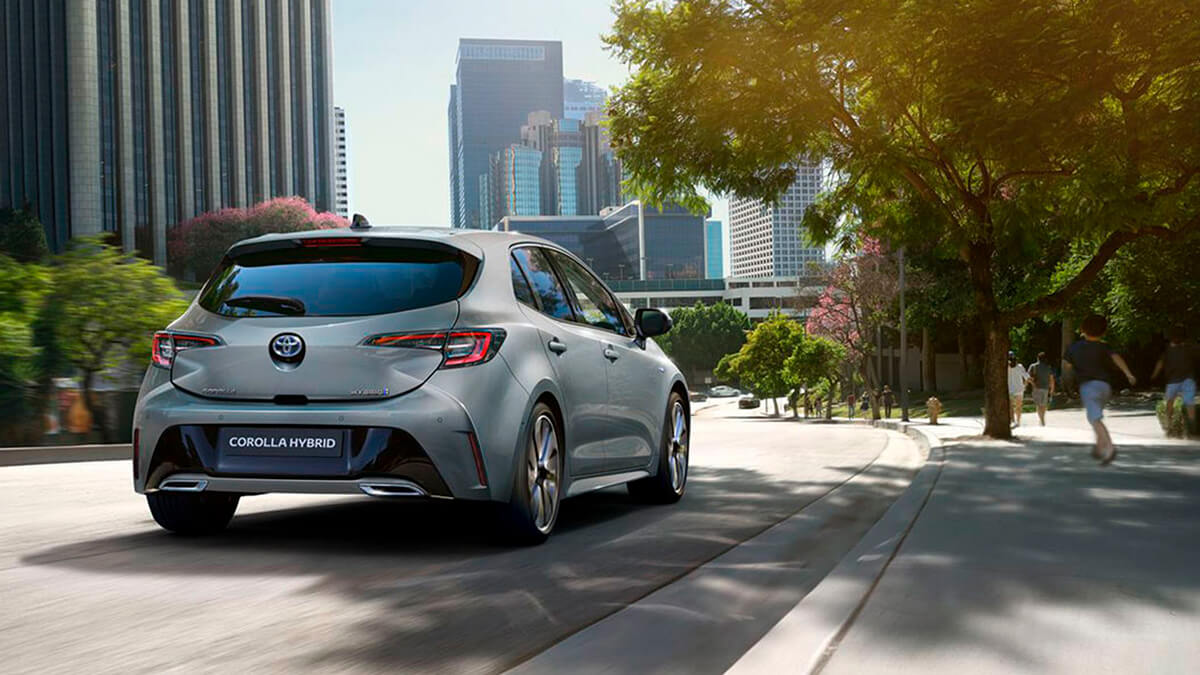 Vista trasera del Toyota Corolla Hathback en una ciudad