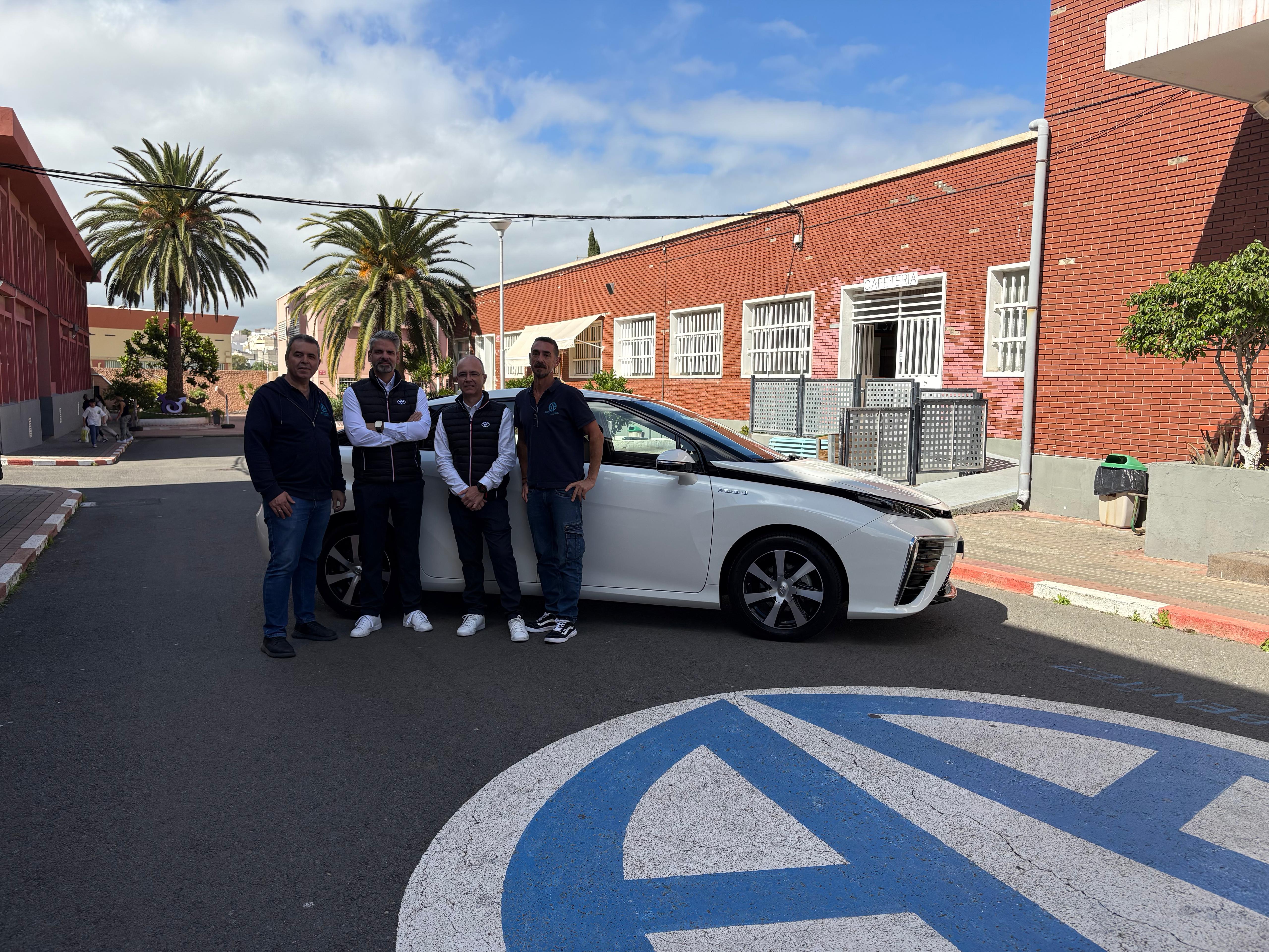 Toyota Canarias acerca la tecnología del hidrógeno y el Toyota Mirai al IES Ana Luisa Benítez