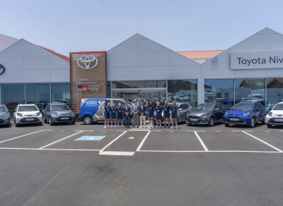 El Costa Adeje Tenerife Egatesa recibe sus vehículos oficiales para la temporada 2025/26
