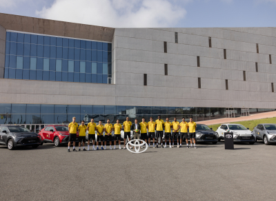 Movilidad sostenible para la élite del voleibol: Toyota Canarias entrega 8 Toyota C-HR Hybrid al CV Guaguas