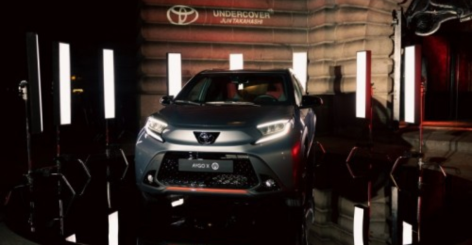 Toyota y Jun Takahashi, diseñador jefe de UNDERCOVER, se unen para una colaboración sin precedentes: nuevo Aygo X Cross UNDERCOVER