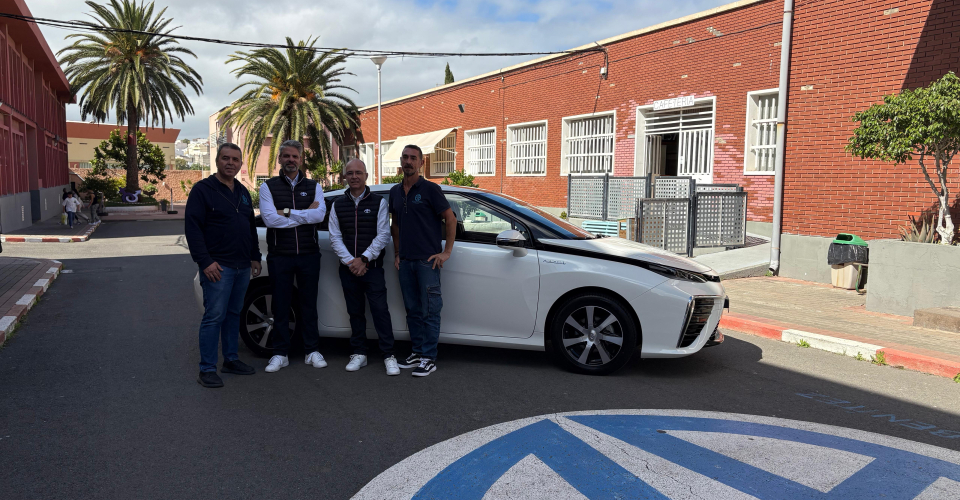 Toyota Canarias acerca la tecnología del hidrógeno y el Toyota Mirai al IES Ana Luisa Benítez